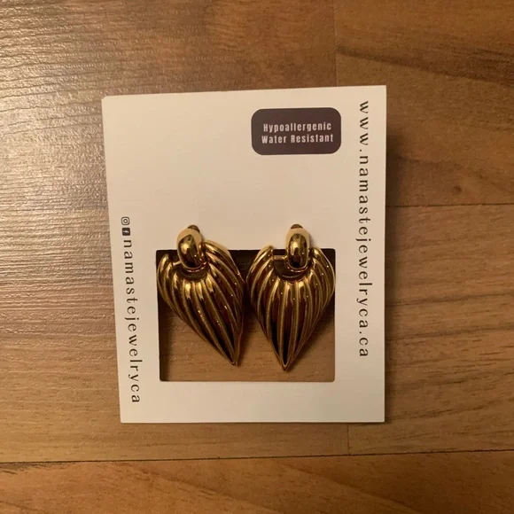 Heart Ribbed Earrings - Picture 2 of 6